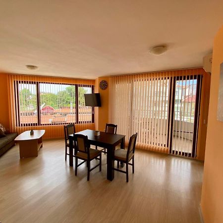 Cozy Apartment In The Center Of 프리모르스코 외부 사진